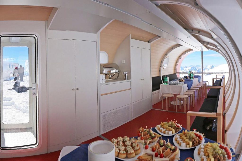 Модуль-столовая в экоотеле Leaprus