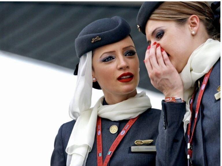 стюардессы шепчутся