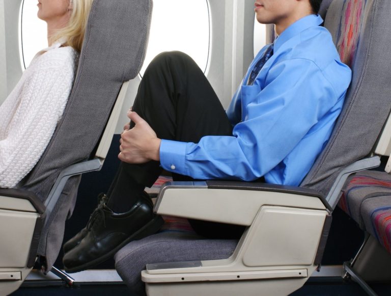 в самолете близко ряды кресел ноги на сидении