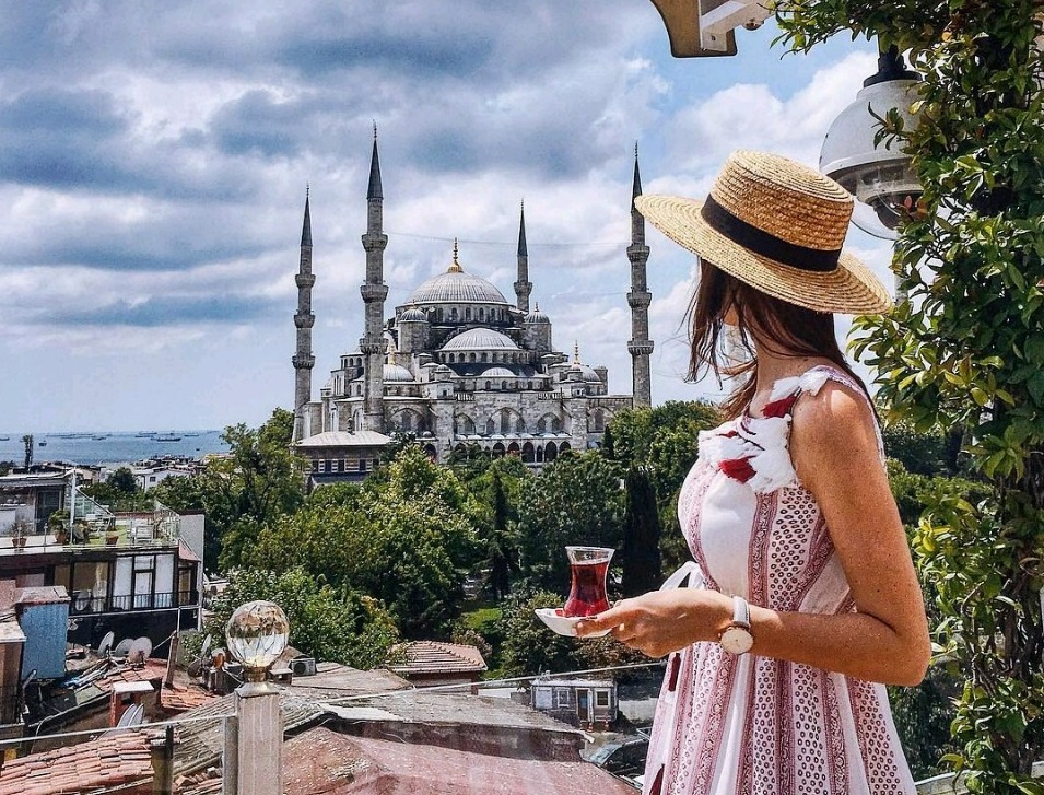 стамбул девушка в шляпе бардак чай вид на Босфор