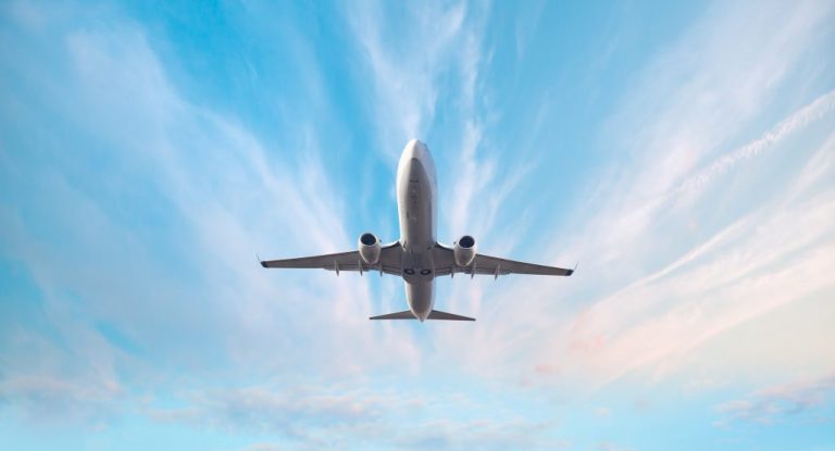 самолет летит в небе