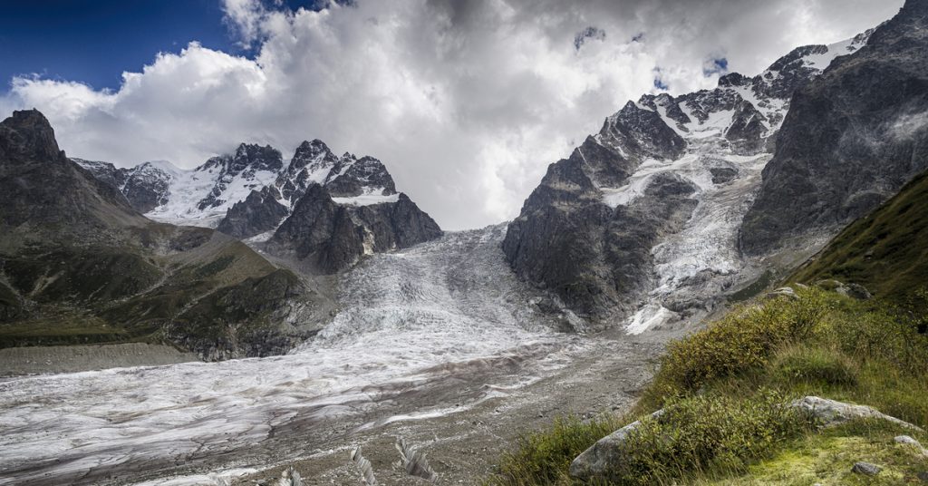 Караугомский ледник Кавказ горы Осетия