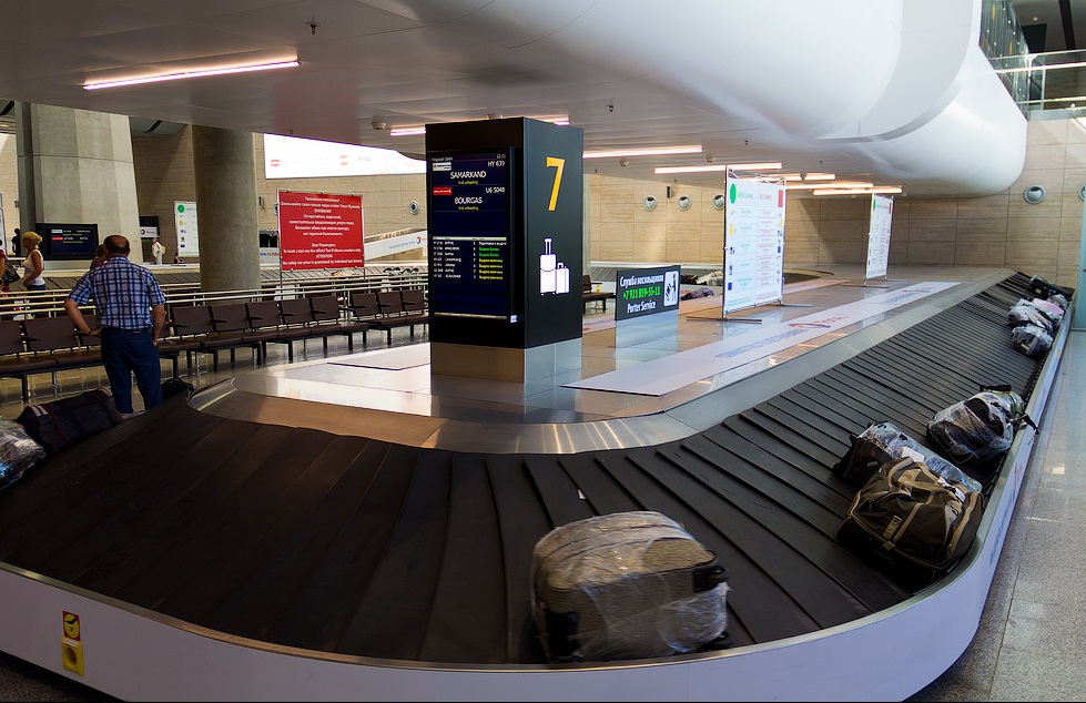 багажная лента чемоданы аэропорт